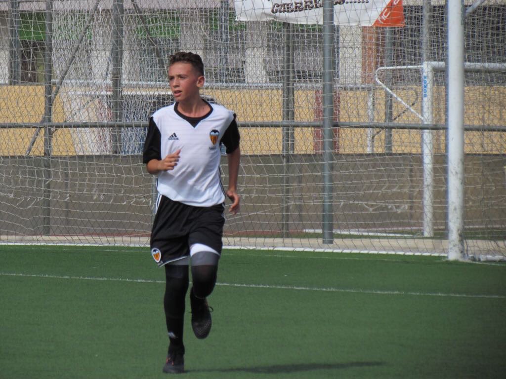TFuttec's tweet photo. @radiomarcamur @valenciacf @DestinoMestalla @RTn_ValenciaCF @antoniogildoler @DeportesMurcia @RadioMARCA @FerranTorres7 @RafaMir33 @miguelmerentiel Fran Gil, jugador @TFuttec TECNIFICACION MURCIA, q milita en el @valenciacf entrevistado por @radiomarcamur !!
Gran trabajo y temporadas las q esta realizando y excelente chaval!! Otro jugador de @realmurciacfsad q ha emigrado para seguir formnadose!
Patrocina: @TOTALSPORTCENT https://t.co/1ulxb0N4H7
