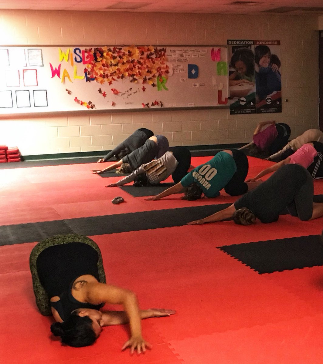 sms_jaguars's tweet photo. Another Jag University PD session for our staff? Focusing on health &amp; wellness, mindfulness, and self-care with a little yoga. Thank you, LA Fitness!!! #gettingcentered #stretchyourself #WorldClassPD #sartartiastrong 🧘‍♀️@FBISDAthletics @FortBendISD https://t.co/THmNYaBEzh