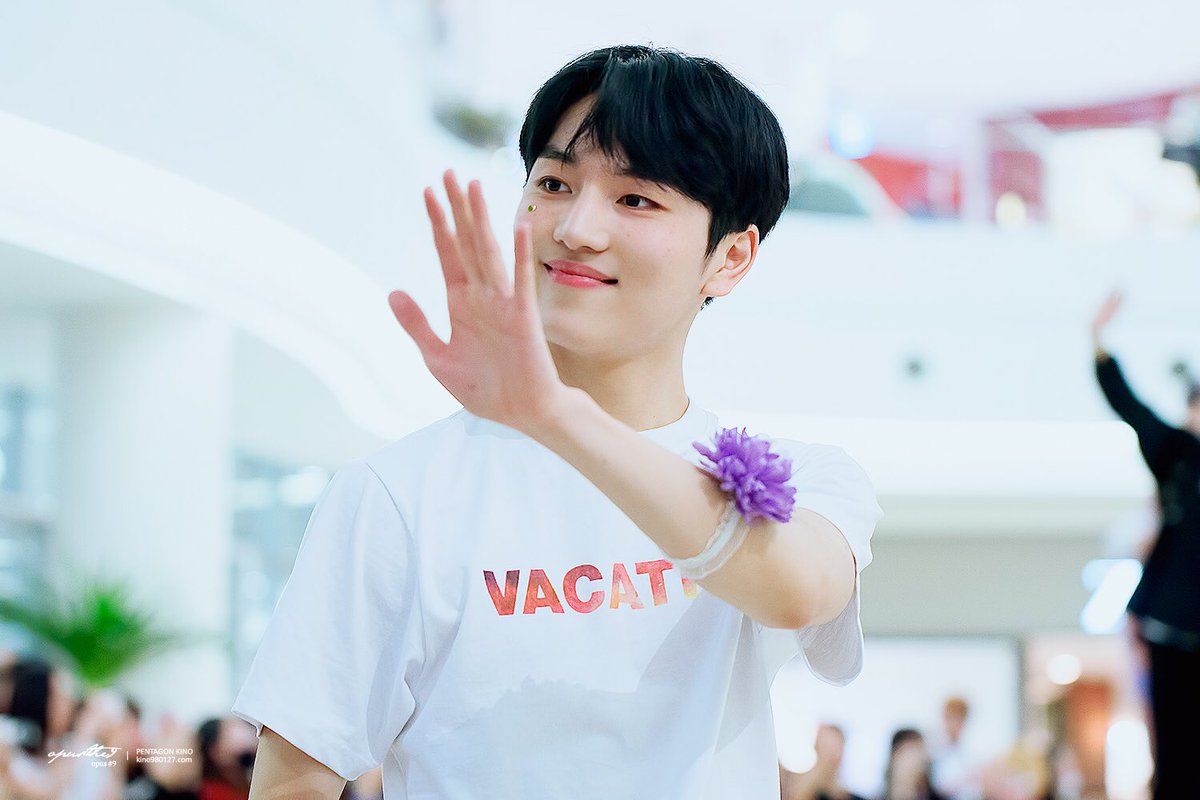 180421 영등포 핫트랙스 팬싸인회

나의 행복은 당신이에요.
당신을 좋아한 순간부터 행복했어요🌹

#펜타곤 #키노 #pentagon #kino
#positive #빛나리