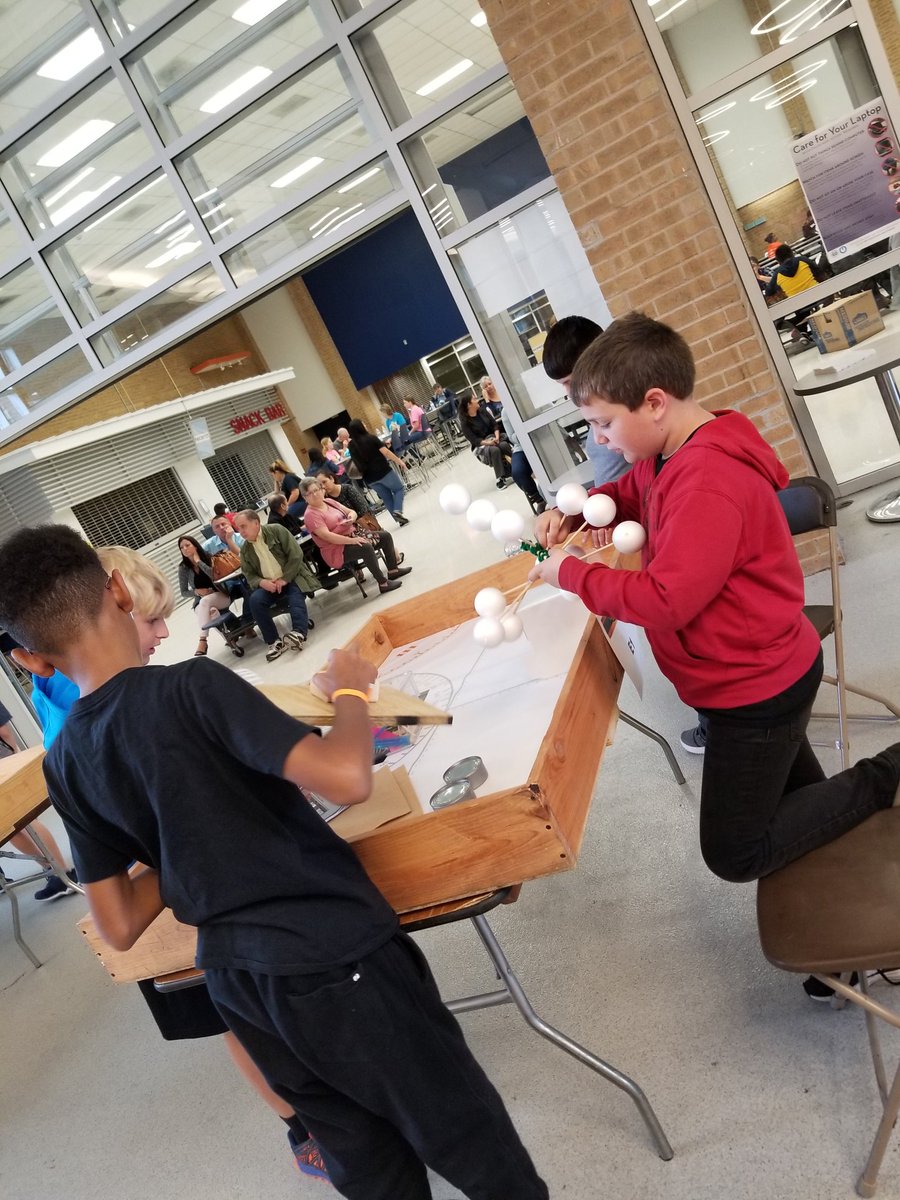 Kerra_Glover's tweet image. Robotics competition!! Teams starting set up! #wearegroves #grizzlyrobots #ecobots18 @HumbleISD_GE