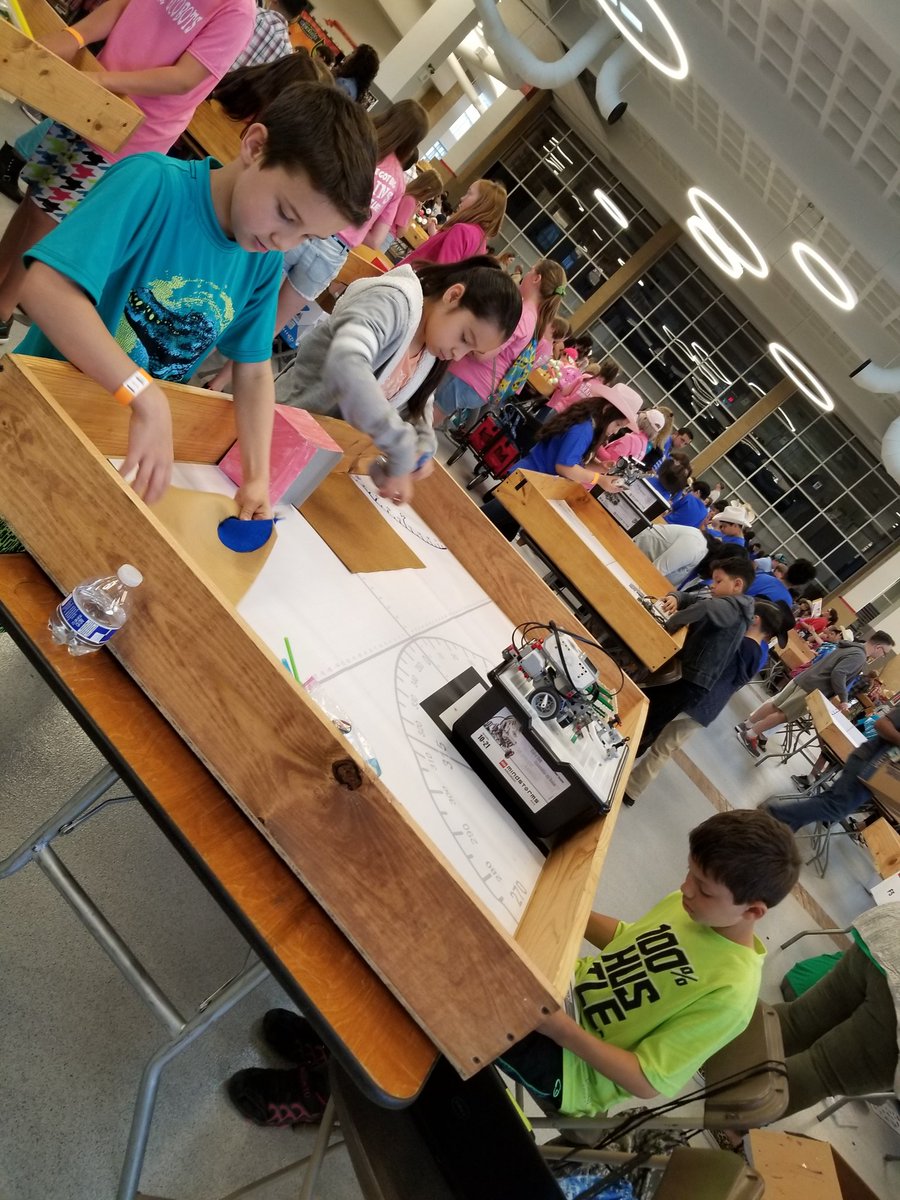 Kerra_Glover's tweet image. Robotics competition!! Teams starting set up! #wearegroves #grizzlyrobots #ecobots18 @HumbleISD_GE