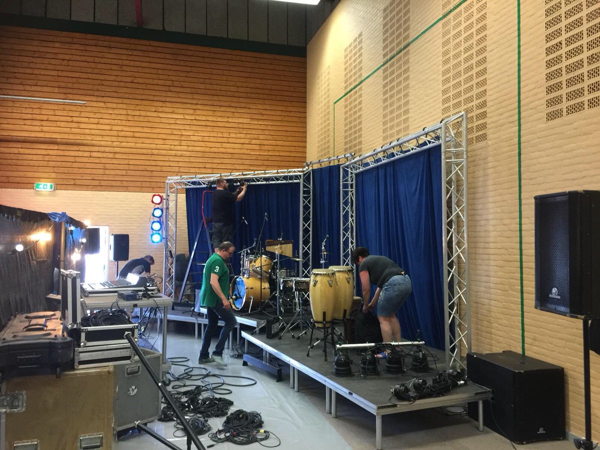 Druk aan het opbouwen voor de afterparty in Menaldum. Vanavond gaan we weer los. #tbrass #advendo. #cmhmenaldum #feestje