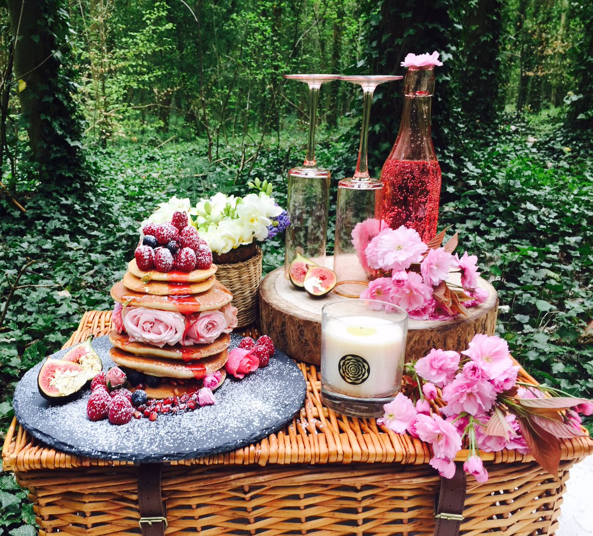 JCLdnOfficial's tweet photo. Had the pleasure of setting up this breakfast picnic for a surprise proposal this morning. #summerlove https://t.co/Iv3rKSuRpw