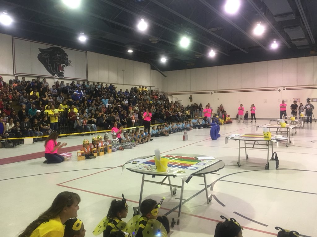 Ryanlandia's tweet photo. What an honor to serve as a judge in yesterdayβs Clint ISD PreK Robotics Competition! Great job FME Mega B Bots! I even got a selfie with the costume contest celebrities...the Wizard of Bees! @fmeeagles @cisdinsttech @sorianorocks #weareclint https://t.co/gjD6dmDyvO