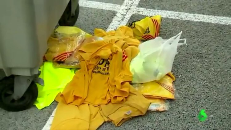 elprotestofono's tweet photo. A ver como contáis al mundo que mientras en otros estadios se requisan armas y bengalas en España se requisan camisetas amarillas. #FinalCopa #FAQSdelesrouresTV3 https://t.co/Od5CJXdogF