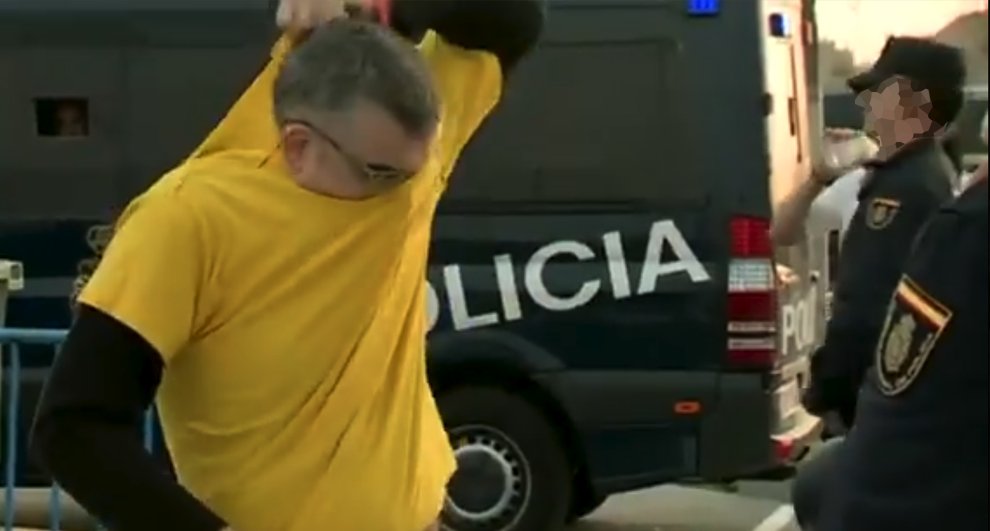 elprotestofono's tweet photo. A ver como contáis al mundo que mientras en otros estadios se requisan armas y bengalas en España se requisan camisetas amarillas. #FinalCopa #FAQSdelesrouresTV3 https://t.co/Od5CJXdogF
