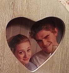 TLOUACTIVIST's tweet photo. betty has so many pictures of the love of her life 😩 I hate them. #Barchie #RiverdaleCW #Riverdale https://t.co/eAiPnD1vII
