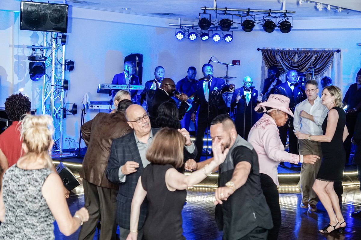 ManhattanStPete's tweet photo. Letβs groove tonight! πΆ The entertainment begins at 9p. #SunShinesHere #Ilovetheburg #thedeuces https://t.co/ZstqT8xOUC