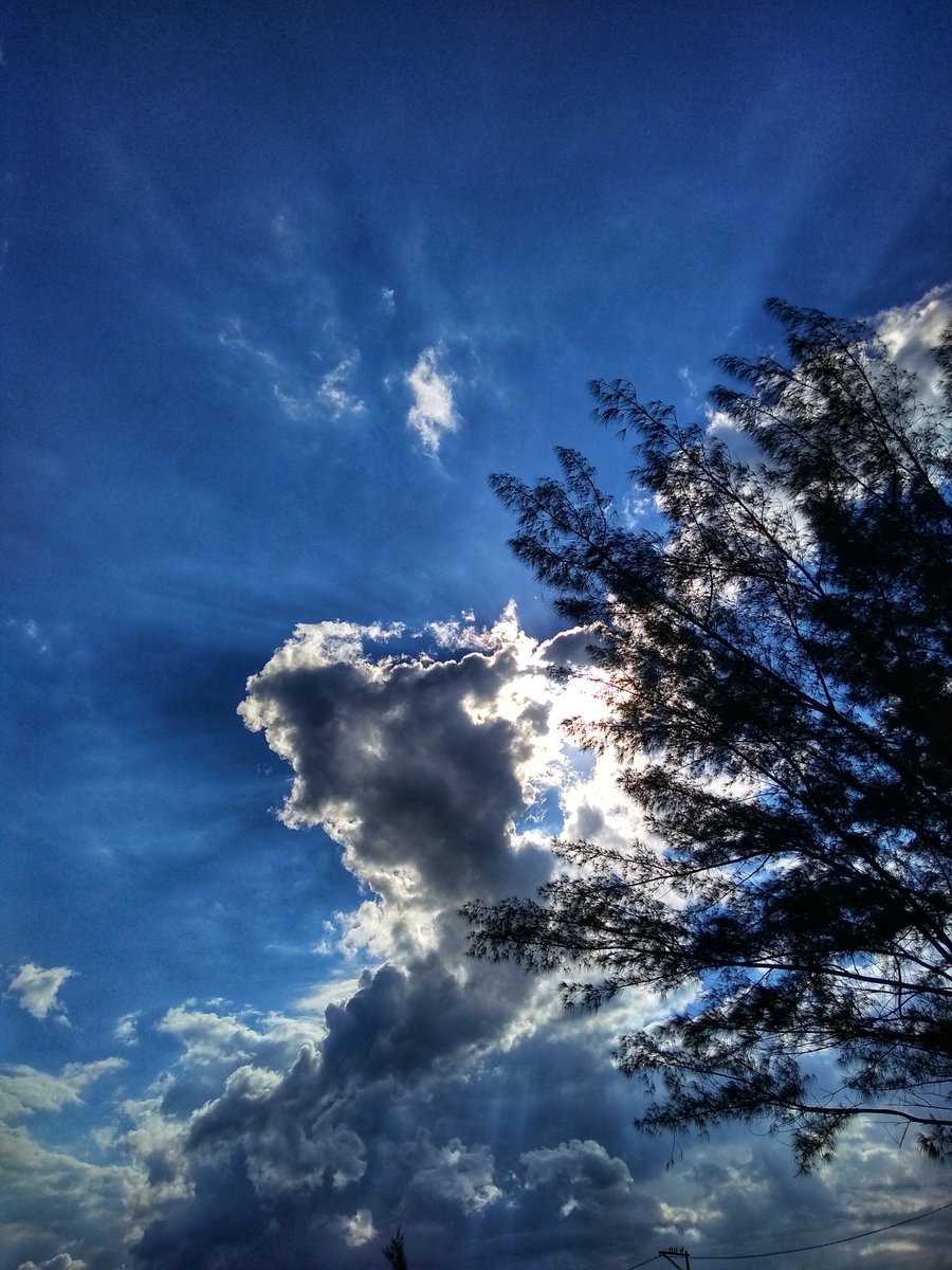 carolgsantos_'s tweet photo. Eu tô apaixonada com o céu desse lugar... #jacone #saquarema https://t.co/Mp9viCfPUV
