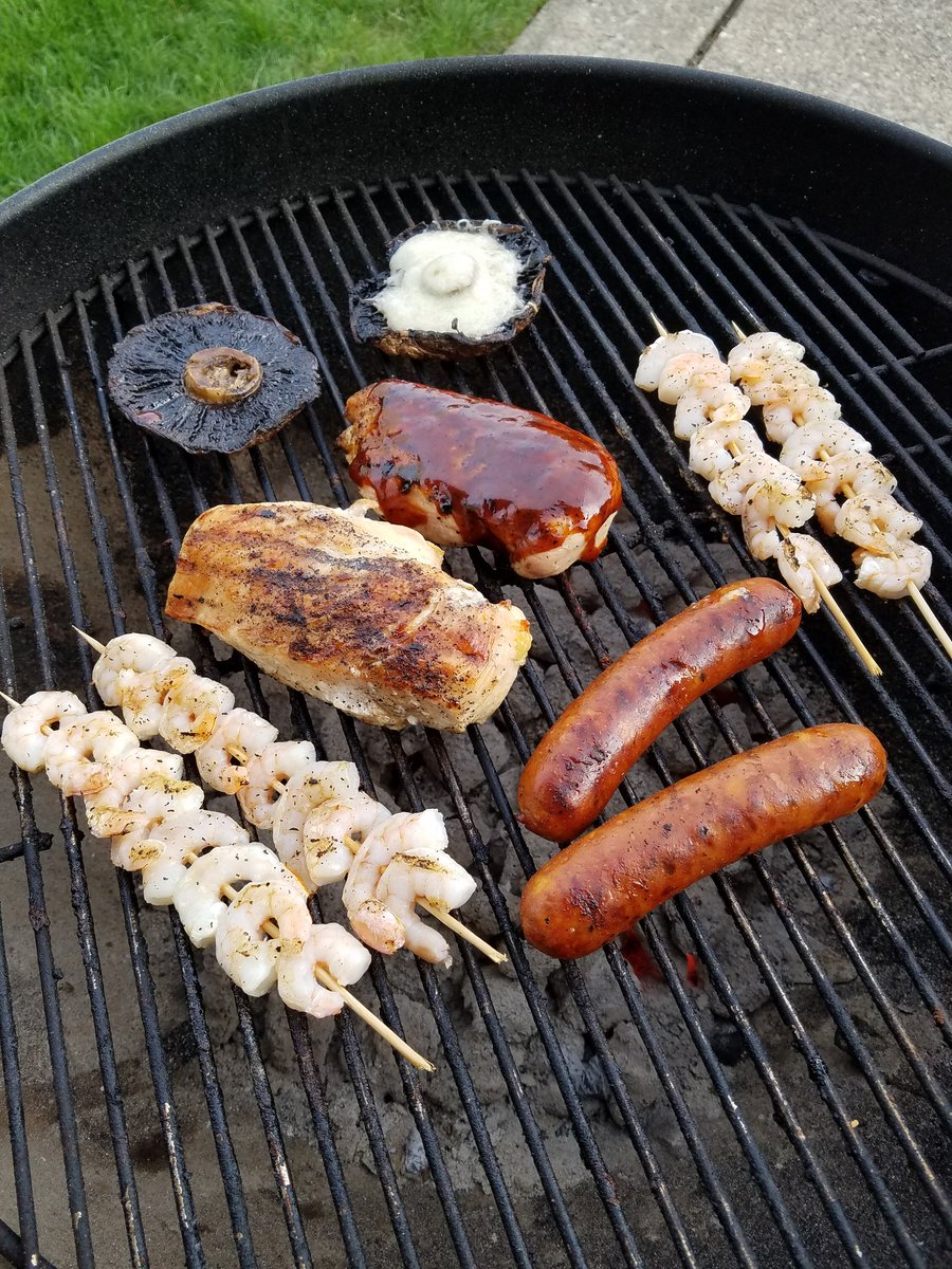 AnsonGross26's tweet photo. Saturday night, beer is cold and the grill is 🔥 #hungryashell https://t.co/RtA9MwnYW2
