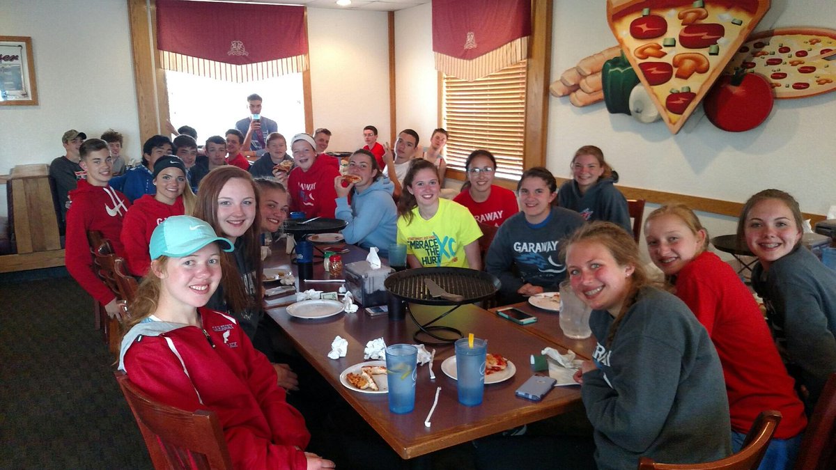 garaway_tf's tweet photo. Stopping for pizza in St Clairsville after a long successful track day!! #trackgang https://t.co/QQXvDmLojh