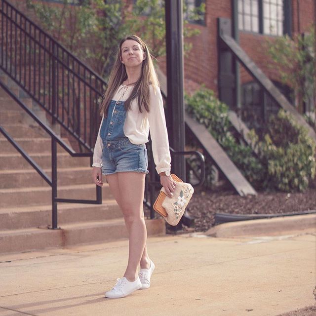 emilylew's tweet photo. Saturday strolls .
.
.
.
.
.
.
.
.
#southernblogger #charlotteblogger #pursuepretty #flashesofdelight #fblogger #springstyle #thatsdarling #darlingweekend #darlingdaily #abmlifeisbeautiful #weekendvibes #someprettything #yeahthatgreenville #realoutfitgram #postitfortheaesthe… https://t.co/oDWWciqUsb