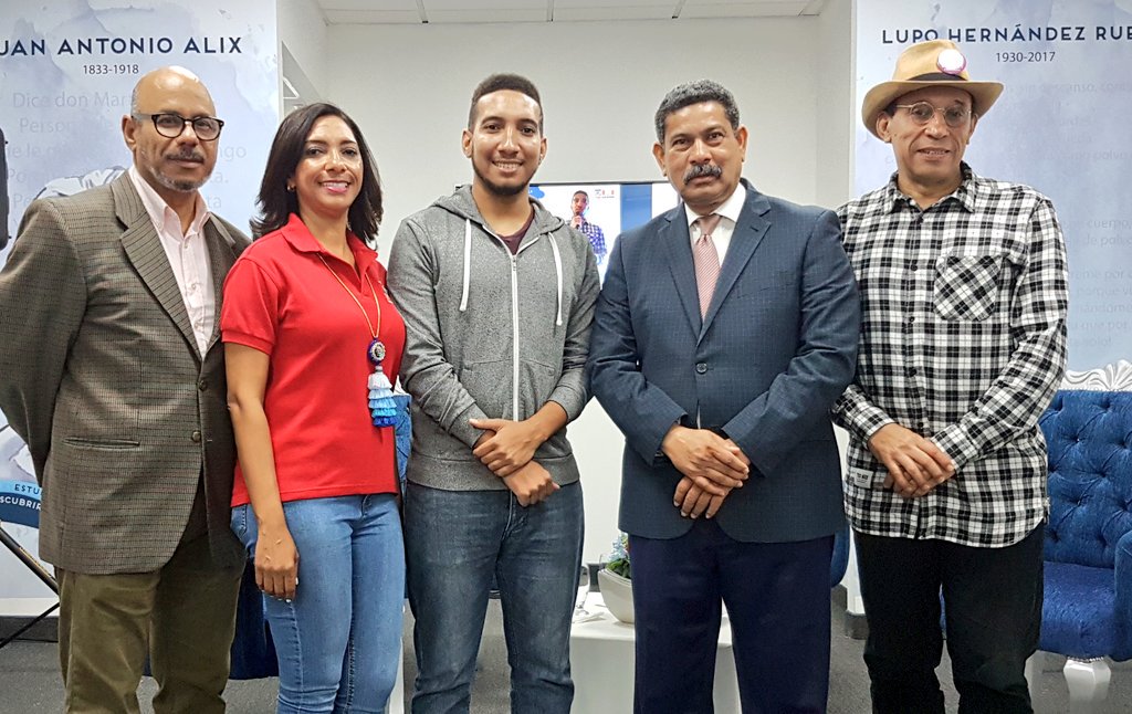 EducacionRDo's tweet photo. Nuestro director de Cultura, Rafael García Romero agradeció la participación @froblesmeran y su mensaje a los jóvenes con ganas de emprender. 

Puedes seguir 📲 Francisco Robles como @froblesmeran en las redes sociales.

[#EducaciónRDo en la #FeriaDelLibroSD2018] https://t.co/maUgXkftza