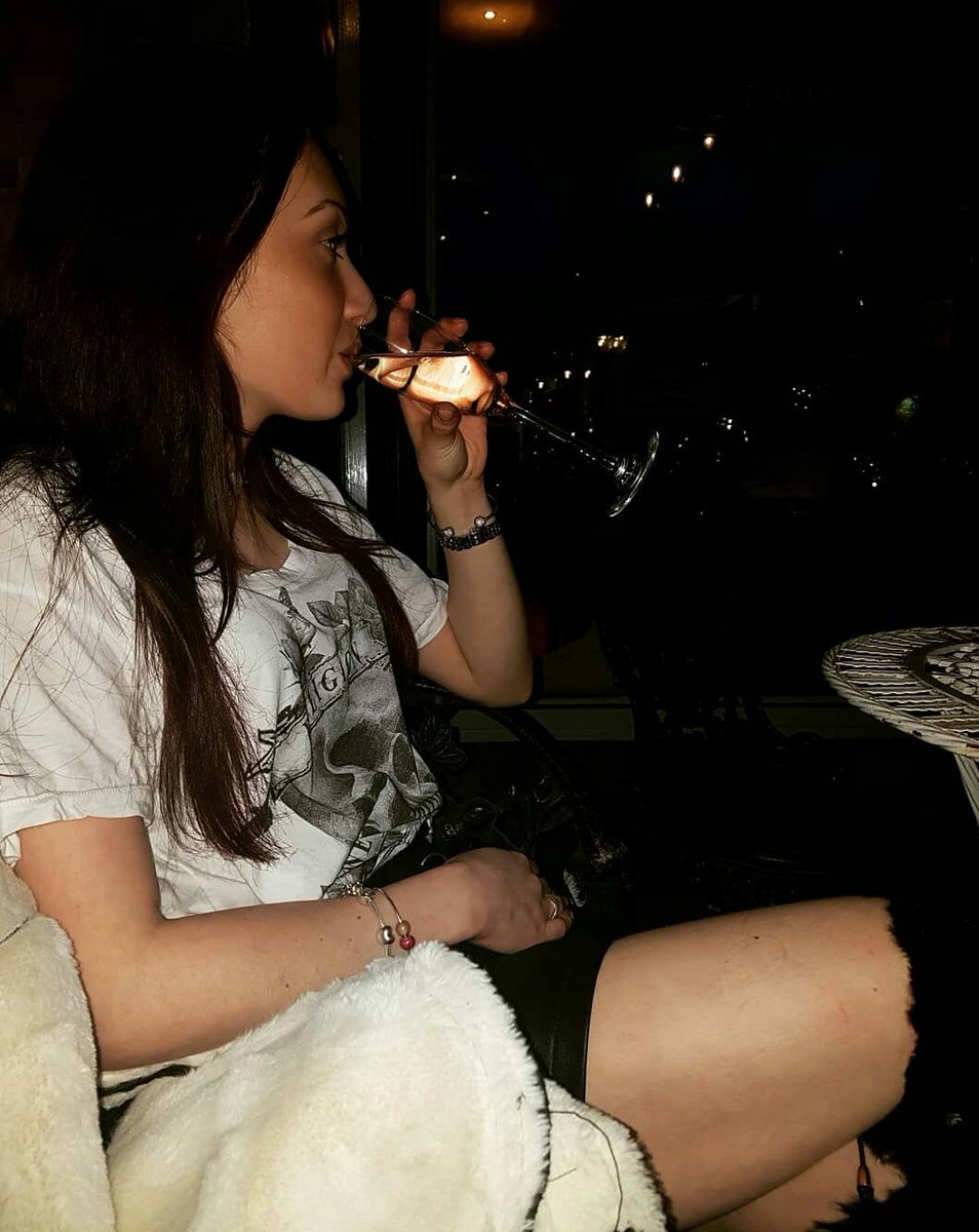 hannah0198's tweet photo. 🥂 https://t.co/3LYkOJSrRC