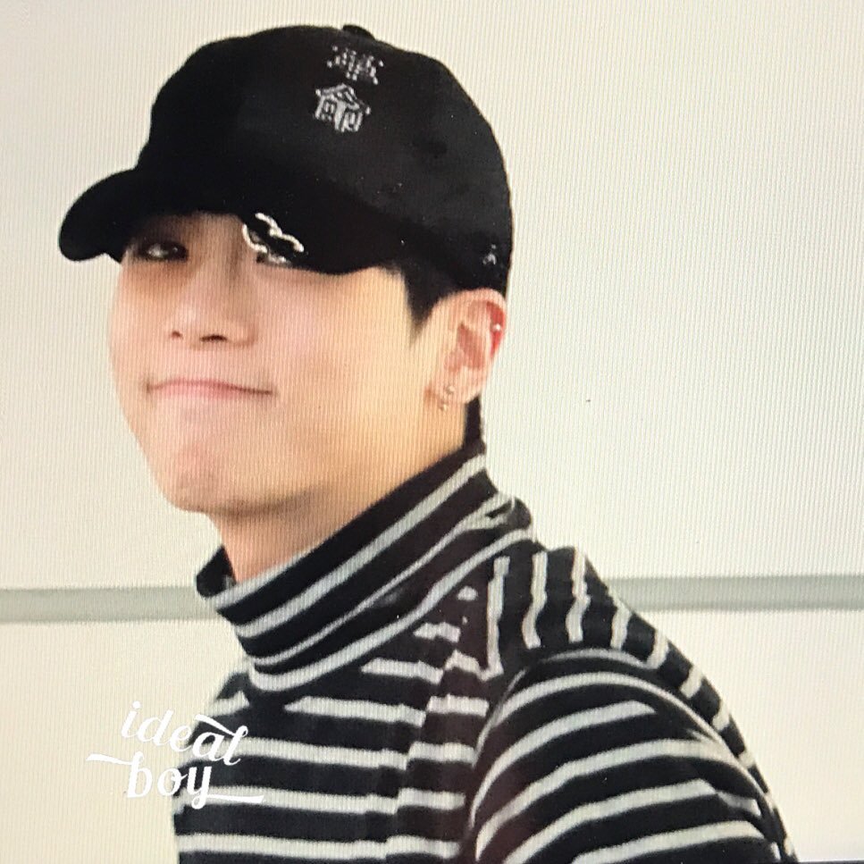 comfyjonghyun's tweet photo. Jonghyun in a turtleneck making his cute ㅎㅅㅎ face💙🌸 https://t.co/wTjef7KF6d