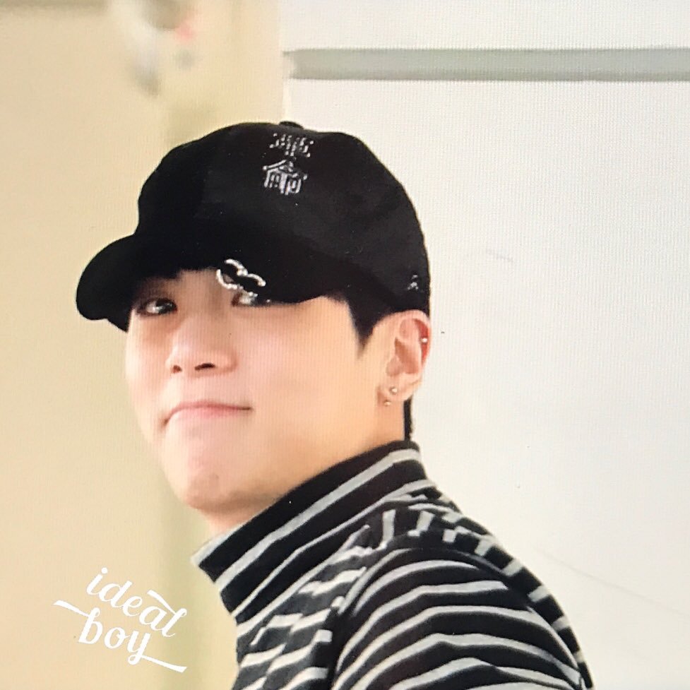 comfyjonghyun's tweet photo. Jonghyun in a turtleneck making his cute ㅎㅅㅎ face💙🌸 https://t.co/wTjef7KF6d