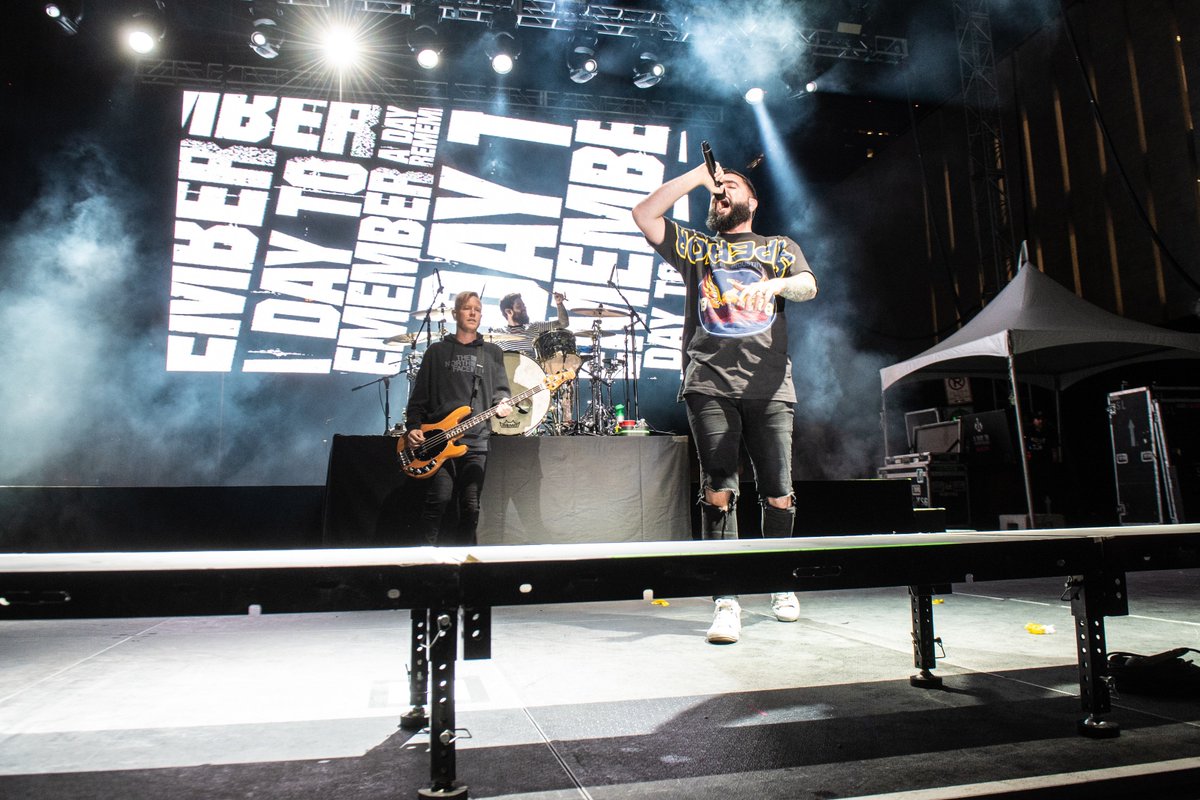 setlistfm's tweet photo. 🎶 @adtr 4/20 @LasRageous Day 1 📸: @wayneposner https://t.co/srnFlAZzei