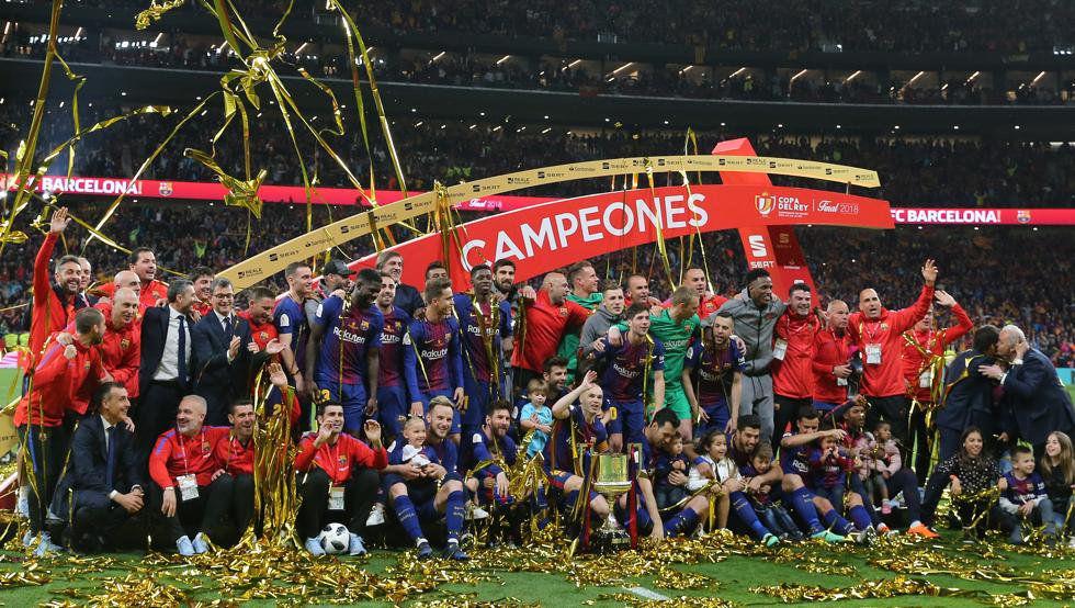 Independentistas infiltrados en la organización de la Final de Copa de S.M Felipe VI, boicotean la entrega del trofeo tirando millones de confetis amarillos en protesta por los políticos sediciosos encarcelados por rebelión. El terrorismo radical vuelve #FinalCopa #CopaDelRey2018