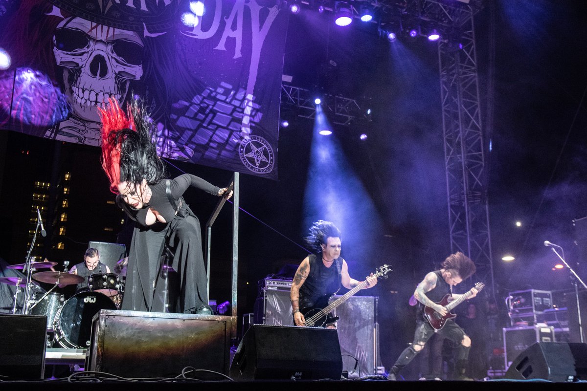 setlistfm's tweet photo. 🎶 @NYDrock 4/20 @LasRageous Day 1 📸: @wayneposner https://t.co/HEJCJ5P10T