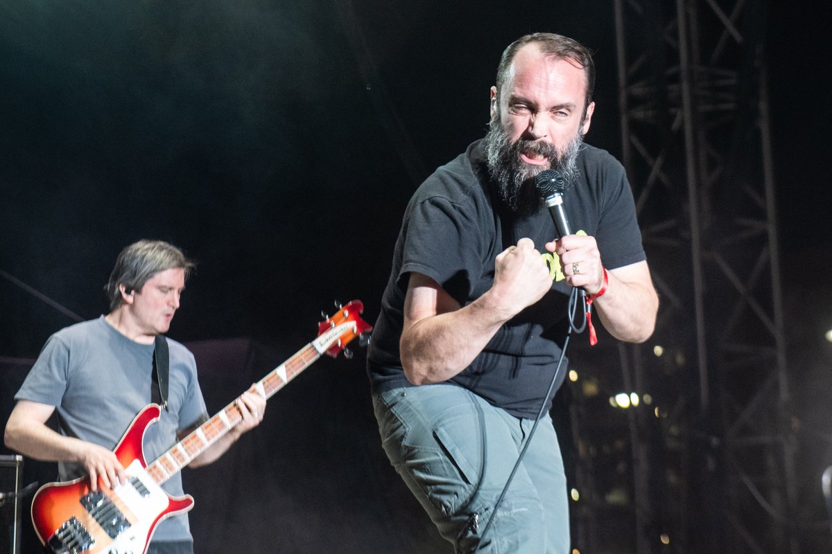setlistfm's tweet photo. 🎶 @clutchofficial 4/20 @LasRageous Day 1 📸: @wayneposner https://t.co/vDYhYQ5bM8