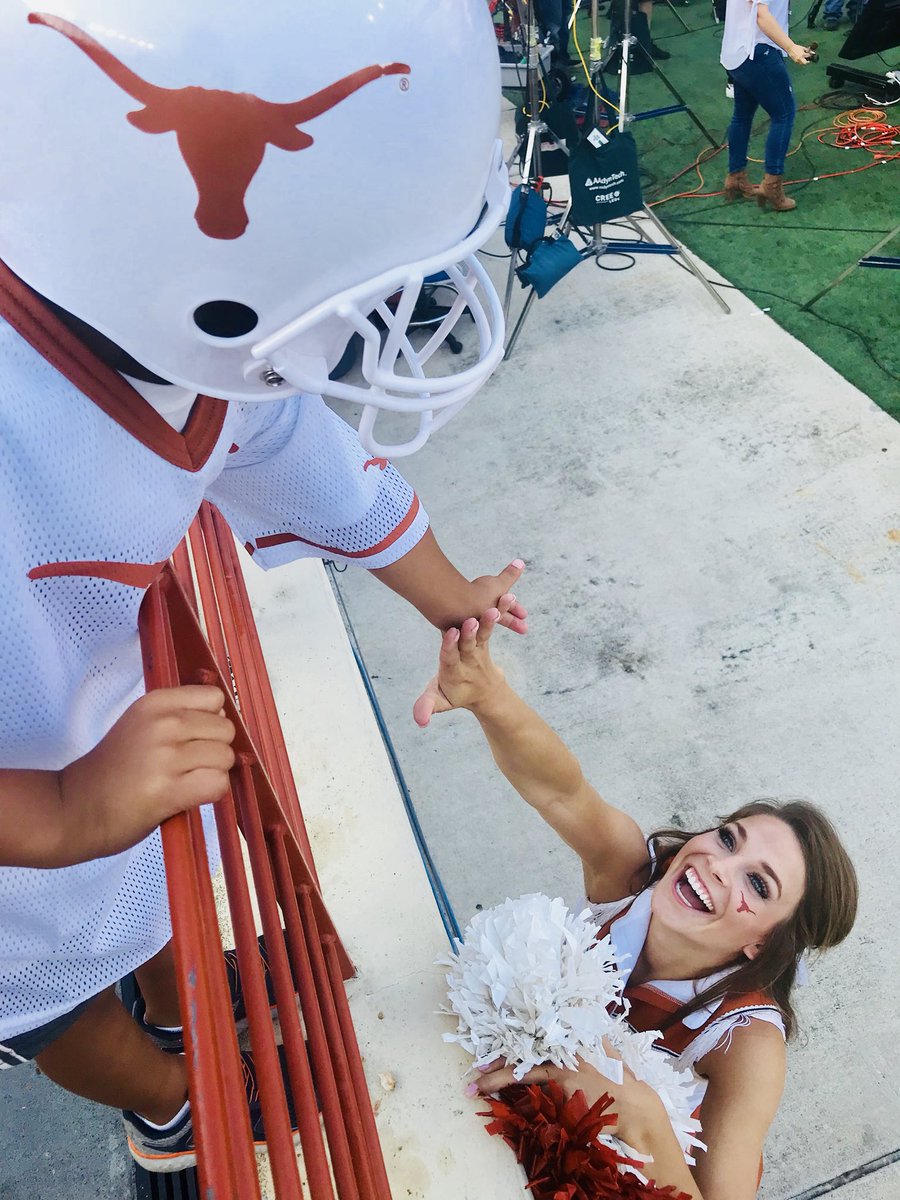 _nataliegreen_'s tweet photo. #thisistexas with my Jude Love &amp; my former student @ElizabethGerrie  🤘🏾🤘🏼 https://t.co/oeAQ0RdhH3
