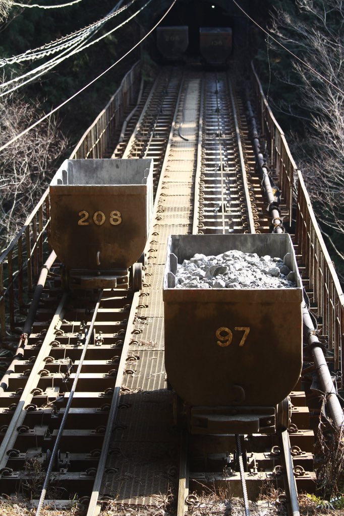インカのめざめ No Twitter 奥多摩工業 氷川鉱山曳索鉄道氷川線 天祖山からベルトコンベアで氷川鉱業所へ運び 曳索鉄道で奥多摩駅近くの氷川工場まで運搬する ちなみに 地元の人いわく昔は索道だったらしく日原街道の道端でそれらしきモノを見ることが出来る