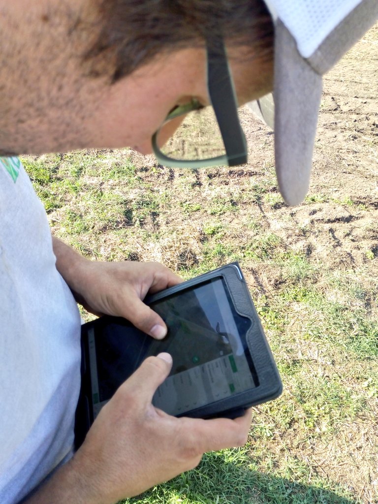 NutrienIyDSurAR's tweet photo. 🌄Hoy sembramos el ensayo de fertilización a largo plazo de alfalfa, en la Chacra Experimental de Bellocq🌄
✔️Análisis de suelo ✔️Fertilizantes ✔️Coating ✔️ Echelon
Gracias al equipo de ASP Bolívar por la ayuda y, a Eduardo y Carolina de la Chacra. https://t.co/BPBD07WOaM