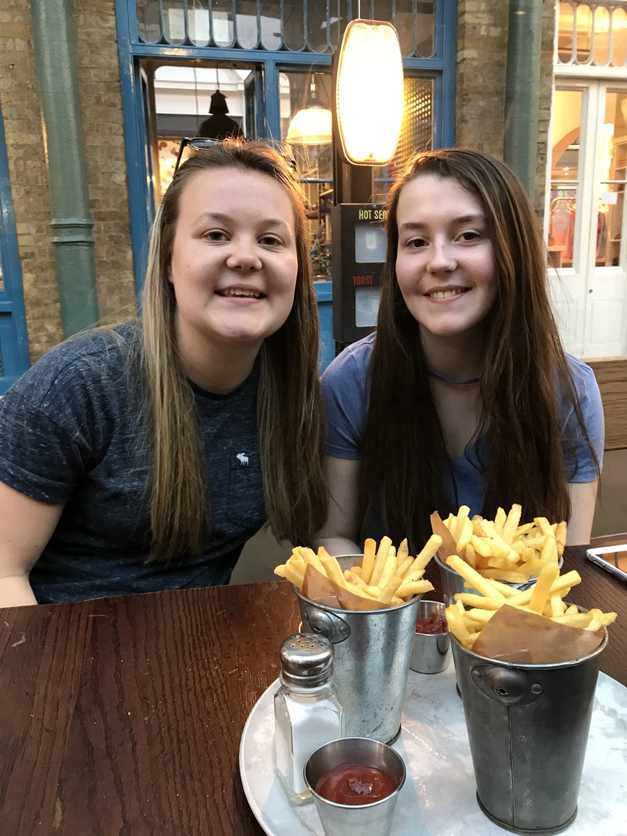 melisxbaker's tweet photo. After nearly walking a marathon this afternoon 😔 time for some sustenance for tomorrow at Covent Garden 😃 @LondonMarathon https://t.co/SZsbIP7gof