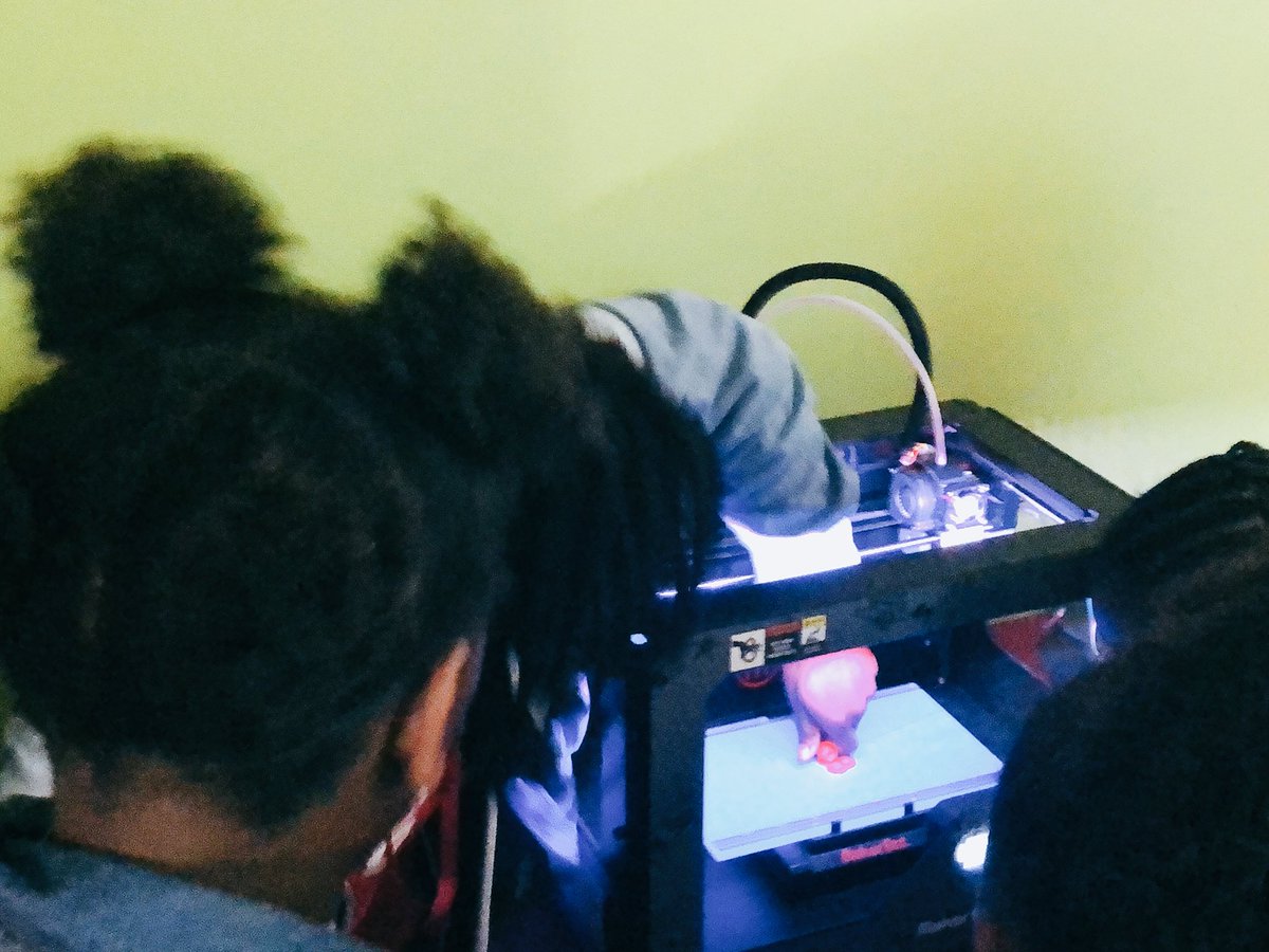 BlackGirlsCode's tweet photo. #BGC3DPrint - Instructor Erica and Students exploring the 3D Printer https://t.co/ElgrWsyhre