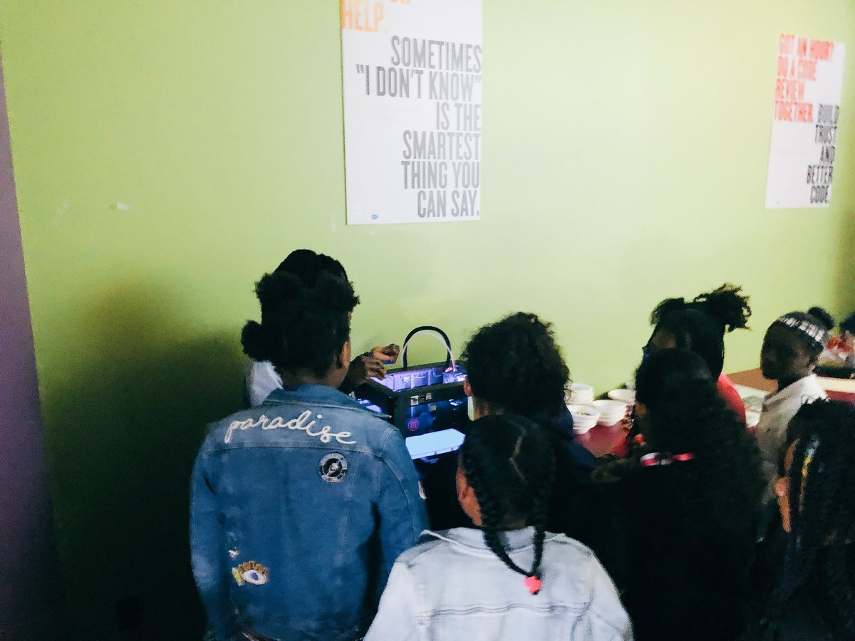 BlackGirlsCode's tweet photo. #BGC3DPrint - Instructor Erica and Students exploring the 3D Printer https://t.co/ElgrWsyhre