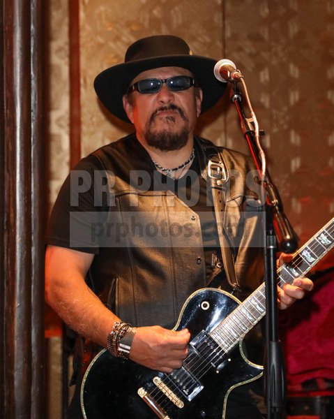 YMTheBevHillsPR's tweet photo. Client News: #WrightRecords presents @Six_Gun_Sal Performs at #HouseofBlues
PRPHOTOS Captures Event: https://t.co/9BJDHJuHrA 
#AnthonyAppello on Vocals; #DustyLang on Guitar; #EdFerro on Lead Guitar #JoeyDurant on Drums and Percussion; #MattGeinitz on Bass
#JoeMendoza on Utility https://t.co/pV06PuXiyb