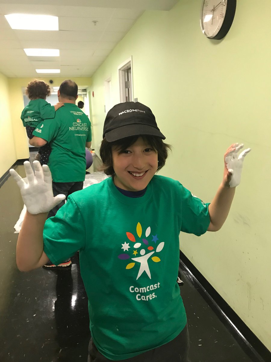 Macro_Savills's tweet photo. Representing #comcastcaresday in Center City!!! Happy #earthday 😀@ComcastNBCUCI @theroadhomevolunteers @comcastcares @ComcastPhillyNJ #giveback #family #dogood #phillylove #communityservice #macropm #volunteer #together https://t.co/KcPwTbNRJm