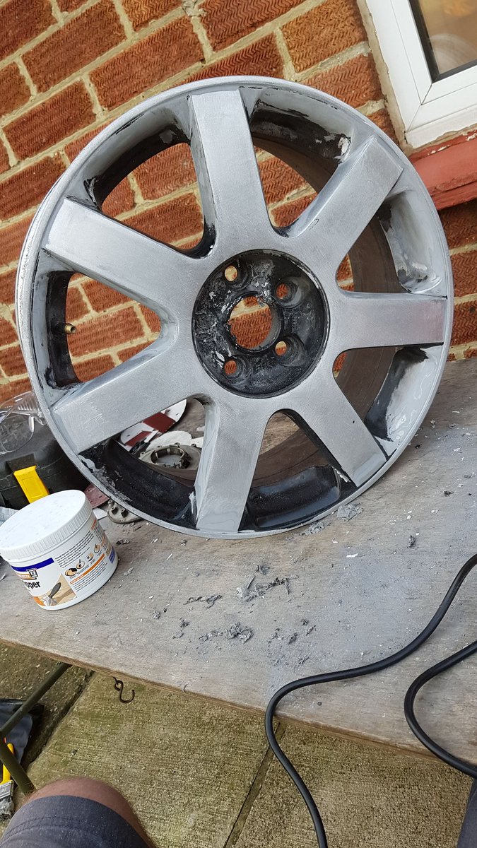Rob____Johnson's tweet photo. So ive got myself a little project to sell on. Refurb required! slow going mind. 1 wheel almost stripped back. #alloywheels #manproject #refurb #slowgoing #achievement https://t.co/3kBltbaFW6