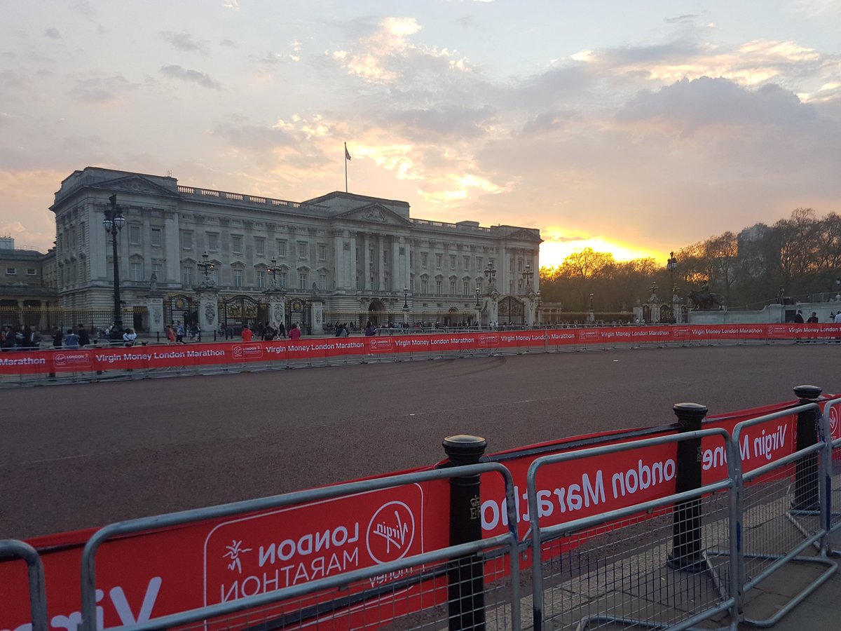 SaminaKosar's tweet photo. As the sun sets prep work for #LondonMarathon continues outside #BuckinghamPalace #LondonMarathon2018 https://t.co/2nbPbvDStq