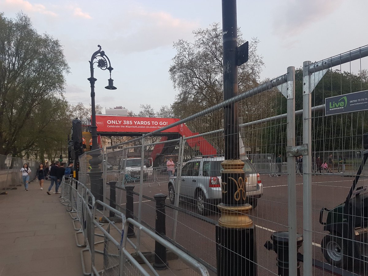 SaminaKosar's tweet photo. As the sun sets prep work for #LondonMarathon continues outside #BuckinghamPalace #LondonMarathon2018 https://t.co/2nbPbvDStq