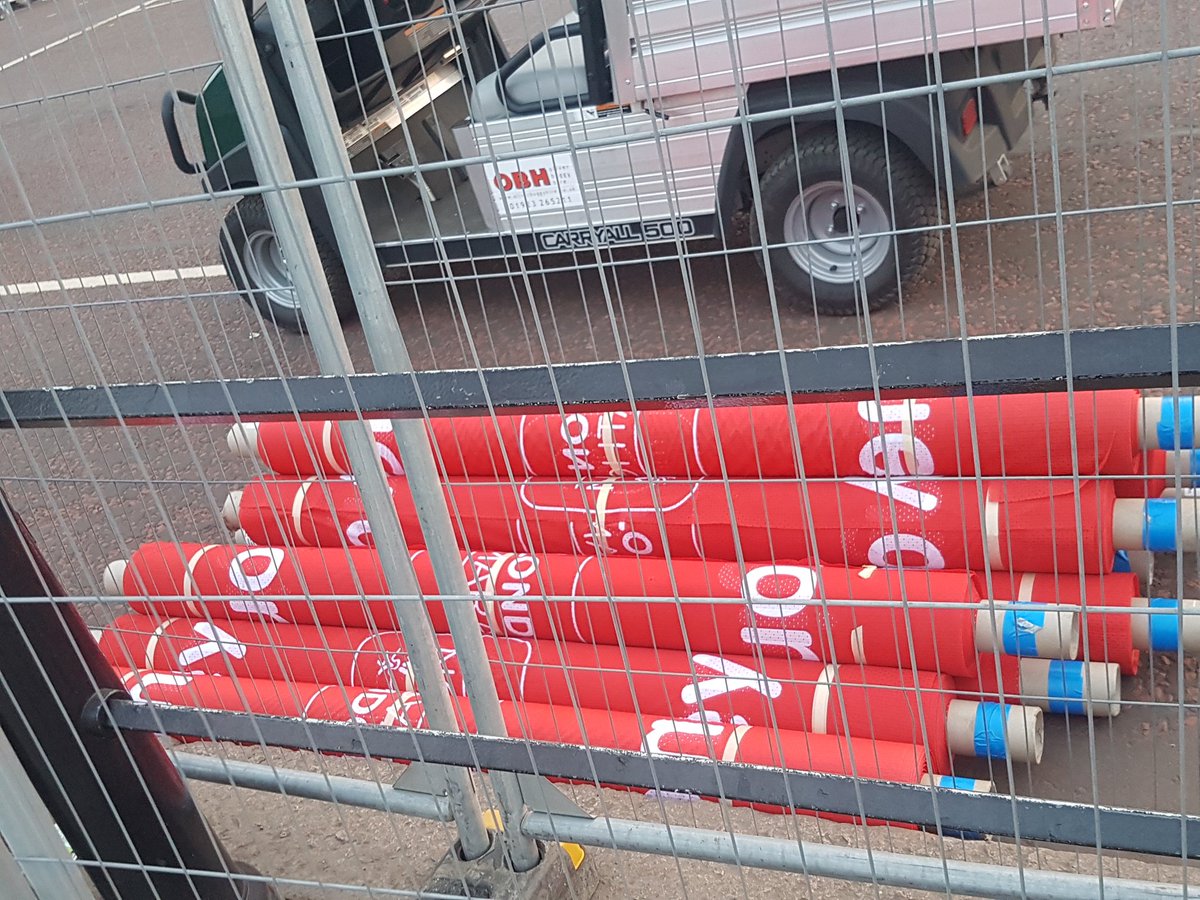 SaminaKosar's tweet photo. As the sun sets prep work for #LondonMarathon continues outside #BuckinghamPalace #LondonMarathon2018 https://t.co/2nbPbvDStq
