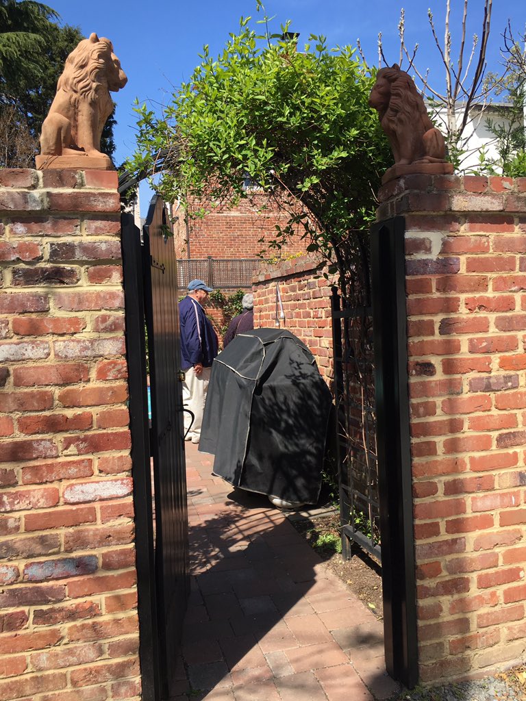 WDCGardener's tweet photo. Interesting street scenes in #Alexandria #va #gardendc #gcvirginia #gcv #hgw #hgw18 @gcvirginia https://t.co/zbrWoxLHpd