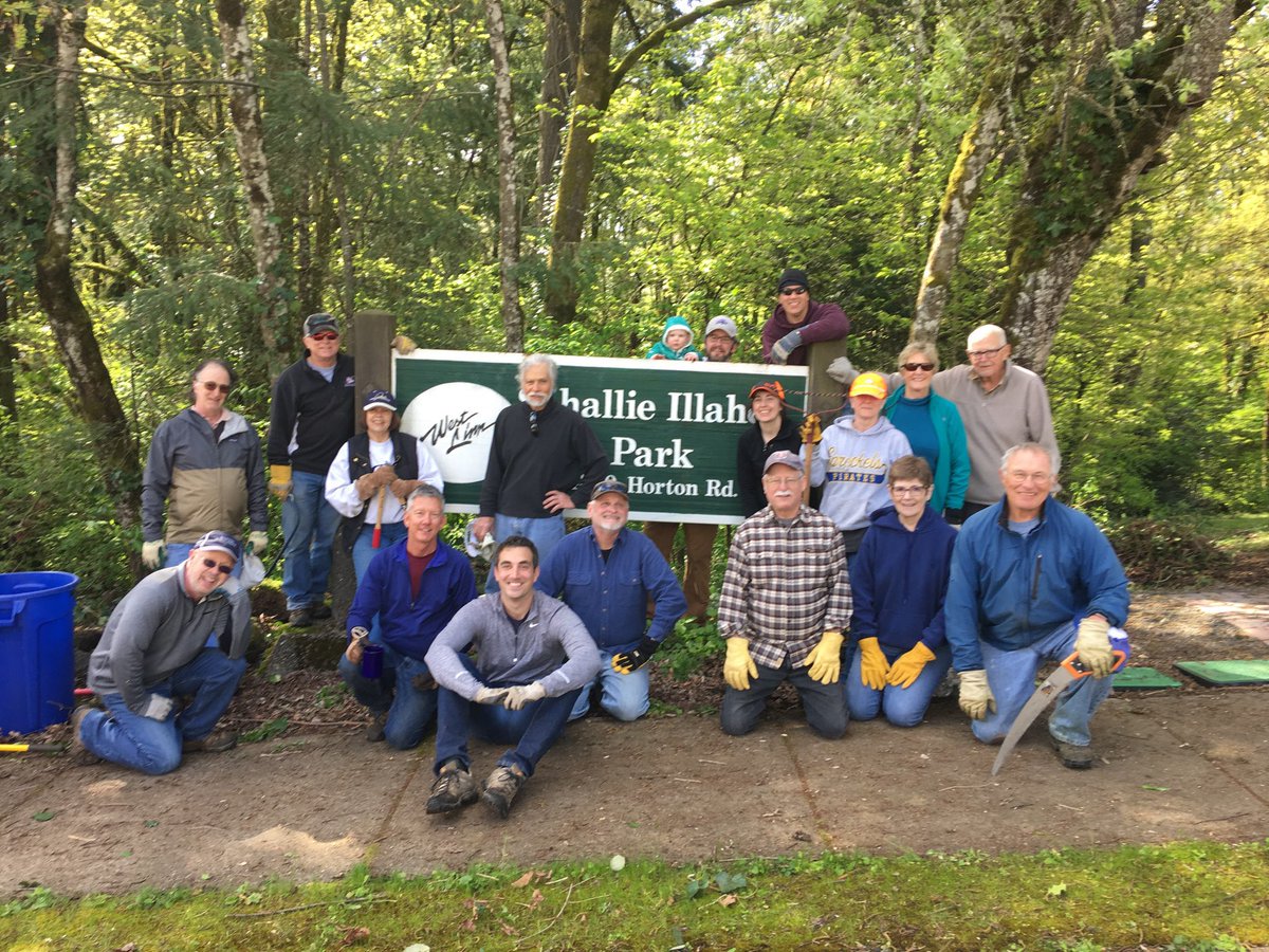 DavidBakerWL's tweet photo. Great turn out today for the park cleanup event at Sahallie Illahee! https://t.co/r8lWYP5VJE