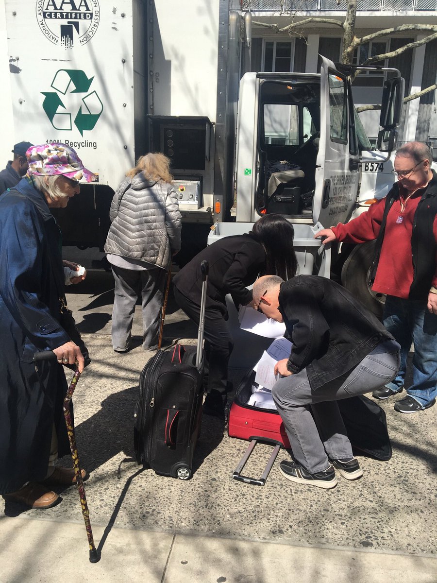 NYPD6Pct's tweet photo. Community shredding and crime prevention tips including registration of electronic devices and bikes, all this happening now Laguardia and Bleecker. Come By ! #Community #West Village #BAMRA #CommunityBoard2 https://t.co/V9vxzVMQyu