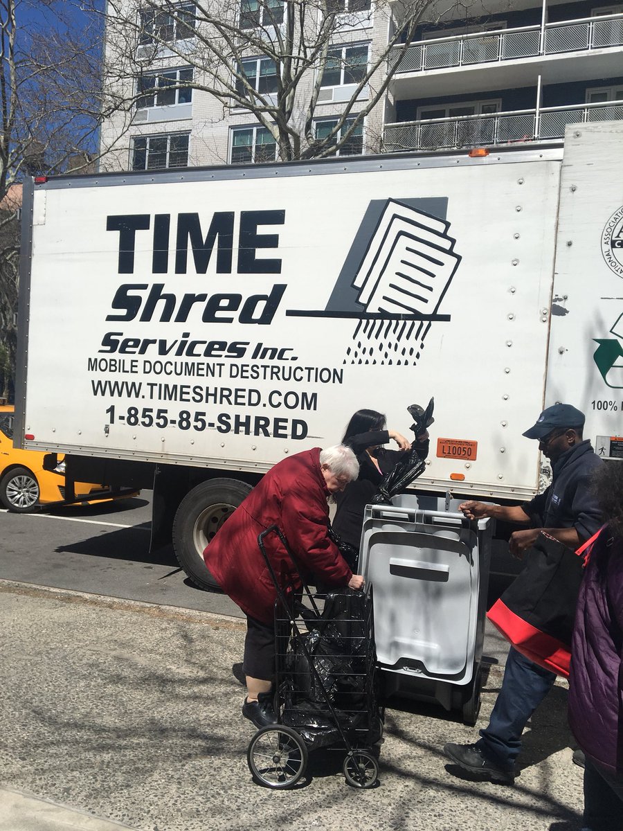 NYPD6Pct's tweet photo. Community shredding and crime prevention tips including registration of electronic devices and bikes, all this happening now Laguardia and Bleecker. Come By ! #Community #West Village #BAMRA #CommunityBoard2 https://t.co/V9vxzVMQyu