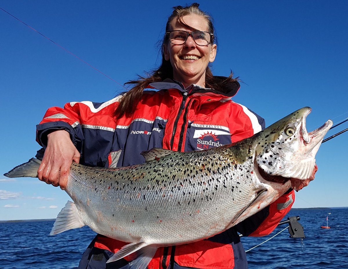 Strandmannen's tweet image. Bättre premiärtur än vi hade idag på Vänern  kan man knappast önska. Britta drog en jättelax.  Nya familjerekordet är 93 centimeter och 10,36 kilo.