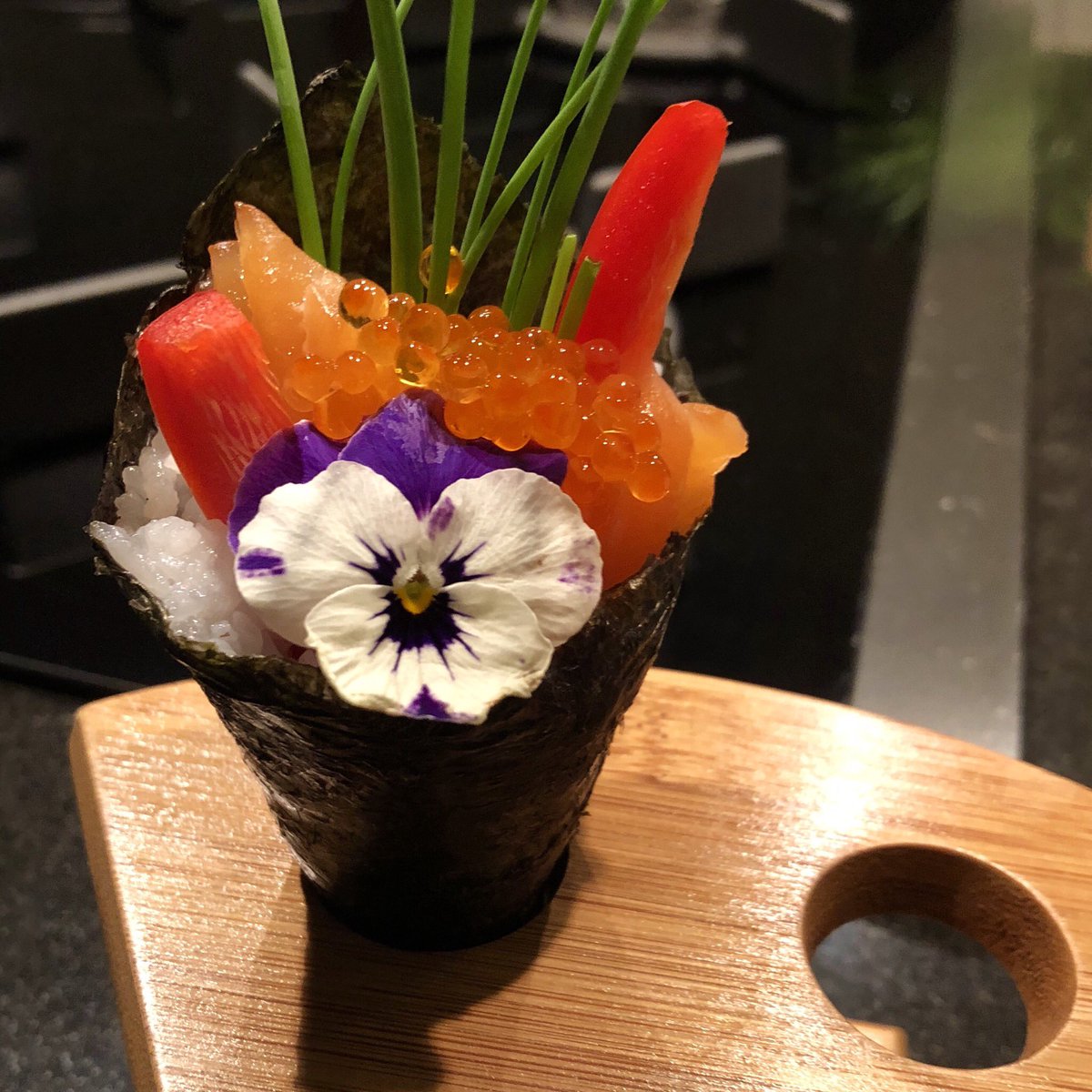 Sushiles's tweet photo. Cursiste is enorm trots op haar 👏temaki (handgedraaide sushi rol)
.
#temaki #sushiworkshop #zwolle #sushiles #sushi #eetbarebloemen https://t.co/8eFtztXuzB