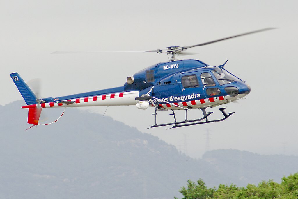 mossos_SER's tweet photo. @ASE_SEDR @HelicopterSER Estem actuant. Aquesta nit es durà a terme una mort per combat. Esperem que el nostre helicòpter aguanti i fem fora l’ @HelicopterSER d’una vegada! 🖐🏼 https://t.co/FZp4OFvBJO