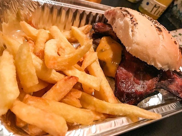 🍔🍟 Mola el sitio y más esas burgers a la brasa. Carne muy 🔝 ift.tt/2K4FU43