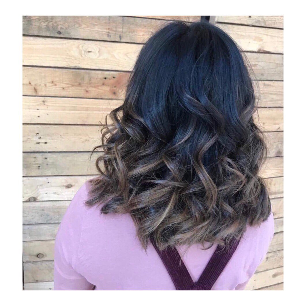 Beautiful balayage colour by our Creative Director Kirsty. Book your appt today 👉 isalononline.com/hairbyanderson

#Alchemy #DavinesDifference #balayage