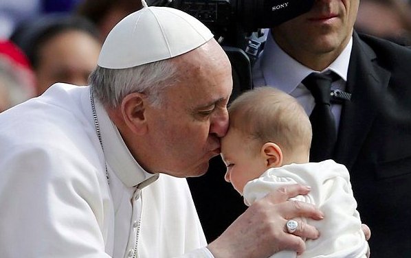 -Papa Francis'in, Cumhurbaşkanı Erdoğan'ı alnından öptüğü iddiasıyla paylaşılan fotoğraf montajdır.

-Montajlanan görsel 2014 yılında da Papa’nın Türkiye ziyareti sonrası firari FETÖ’cü İhsan Yılmaz tarafından servis edilmişti.
