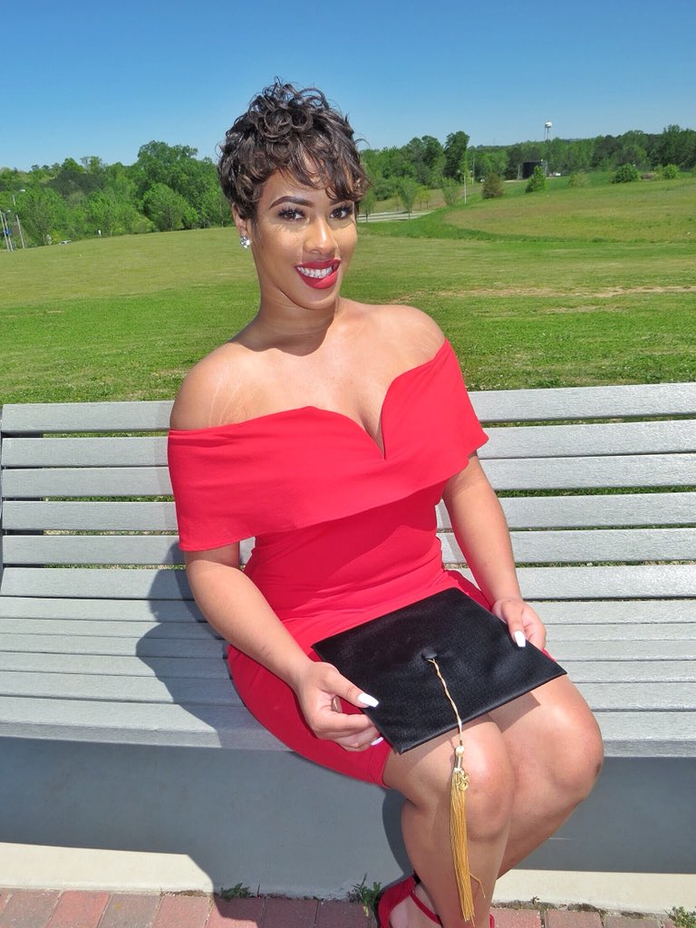 i_am_BRITTT's tweet image. GRAD PICS and makeup by @Hellovello!!! #wedidthat😂😍🎉#UWG18💙❤️