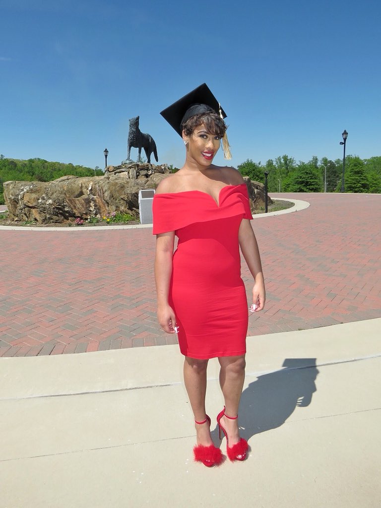 i_am_BRITTT's tweet image. GRAD PICS and makeup by @Hellovello!!! #wedidthat😂😍🎉#UWG18💙❤️