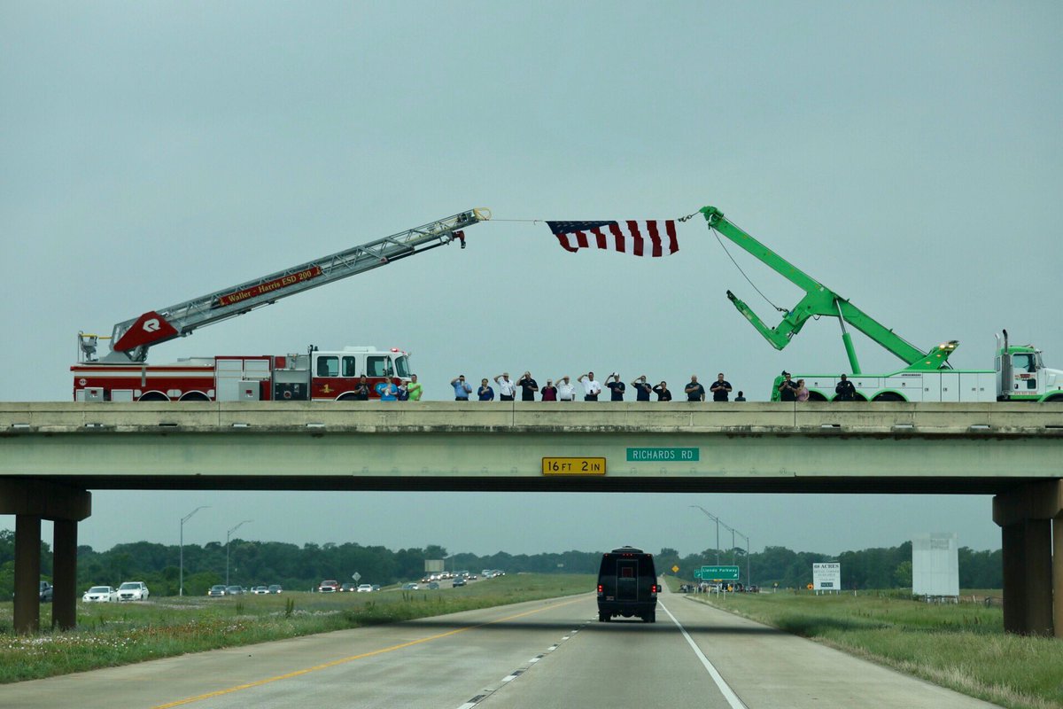 jgm41's tweet photo. Seen en route to College Station and @Bush41Library. (Photo: @PaulMorsePhoto) https://t.co/VfpQMrDNuL