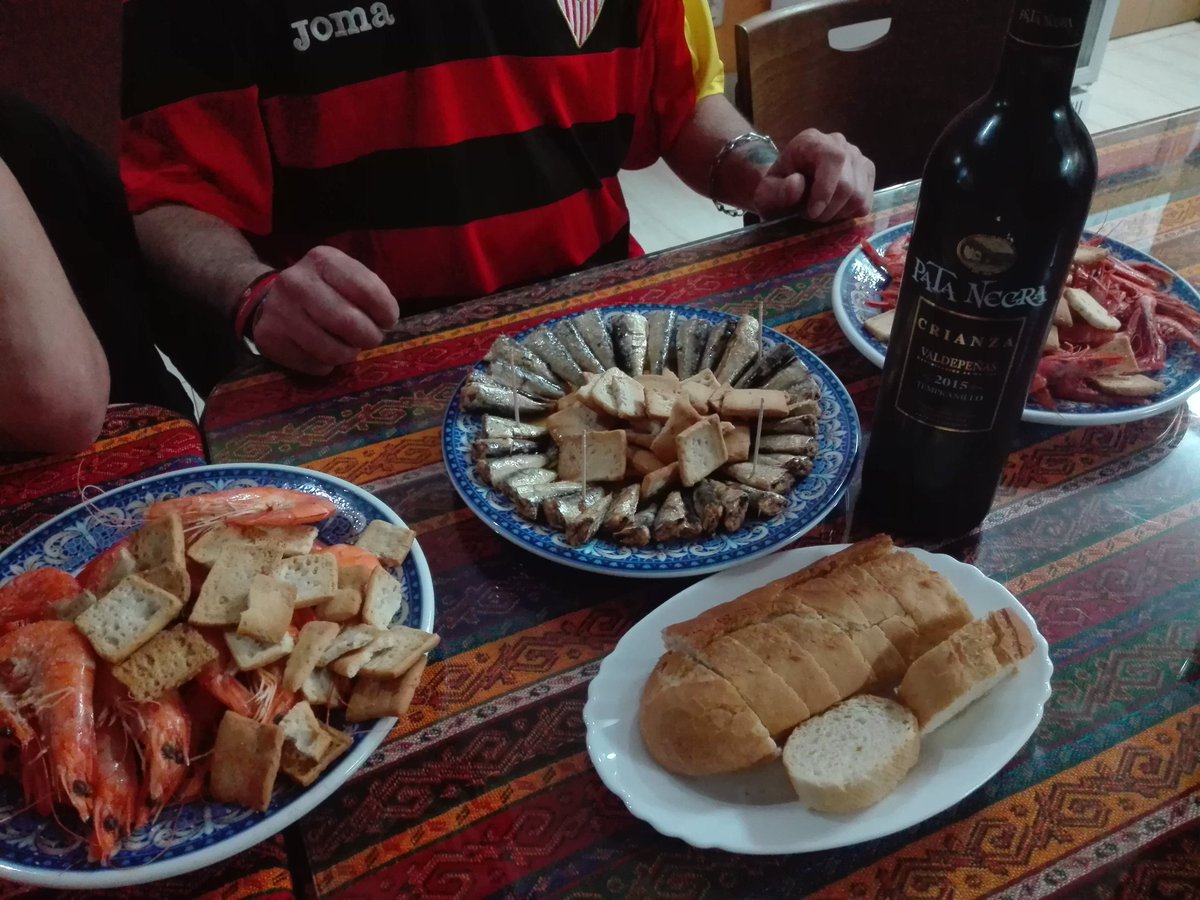 marco_mseyerm's tweet photo. Así vivimos la #FinalCopa con @carrusel @garridocarrusel @JuanOchoaVela @eldemanises @esecundarios @InakiUrrutia @PonsetiRadio @itu_edu @Jorgeescorial @brunoalemany Desde @a_turca con langostinos, gambas rojas y sardinillas @concepcion_Hnos maridado con @garcia_carrion #PataNegra https://t.co/rIvgBls8xs